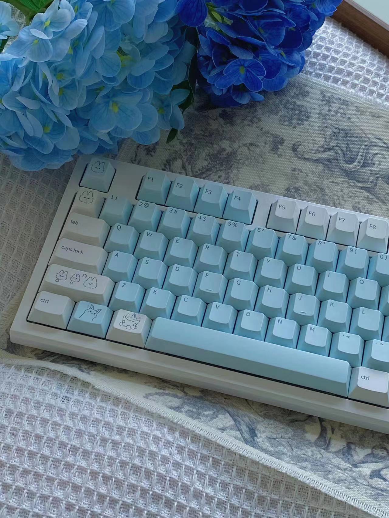 Qtuo Studio - Blue Bunny Keycaps