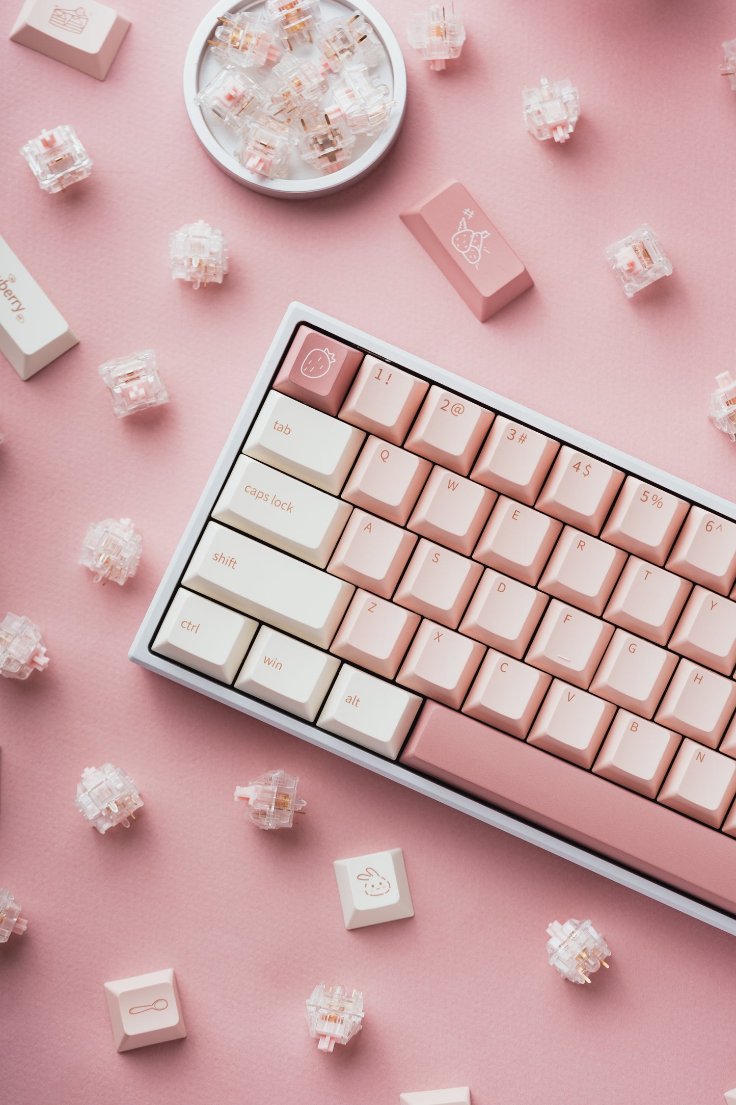 Qtuo Studio - Strawberry Shortcake Bunny Keycaps